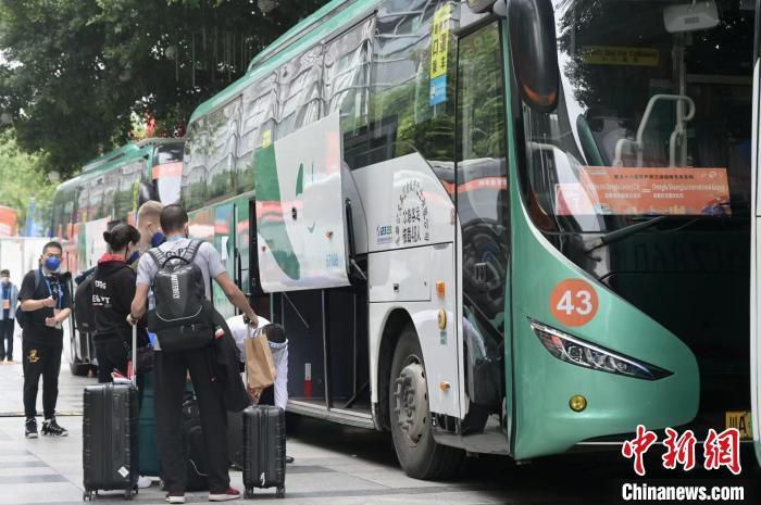 萧初然感觉头大无比......跟叶辰说了多少次，不要再弄那套东西骗人，他非是不听，反而是越骗越多，而且都是惹不起的大人物。